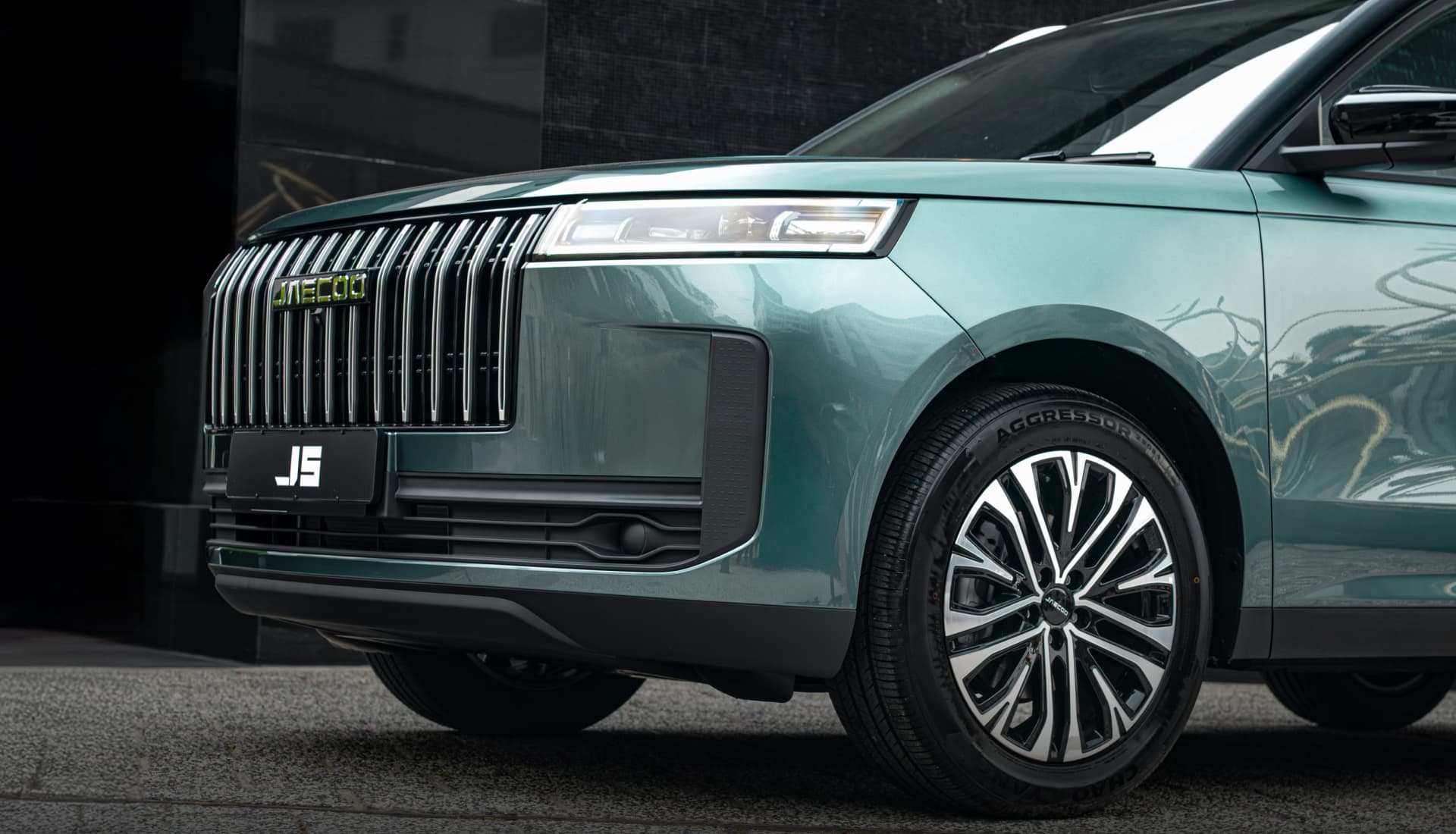 LED Headlights (With Auto High-Beam Assist)